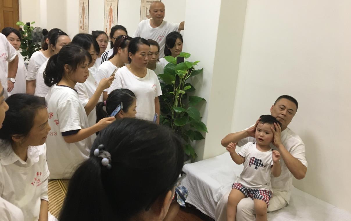 小儿推拿师告诉你如何避免宝宝积食