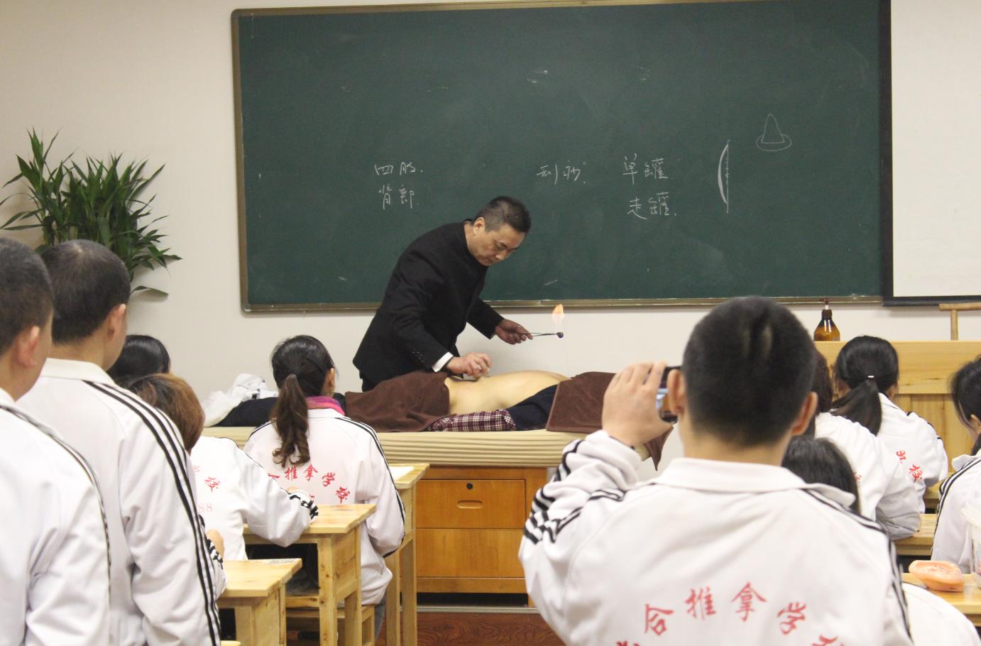 如果你想参加艾灸培训拿证书，建议你选择重庆六合学校