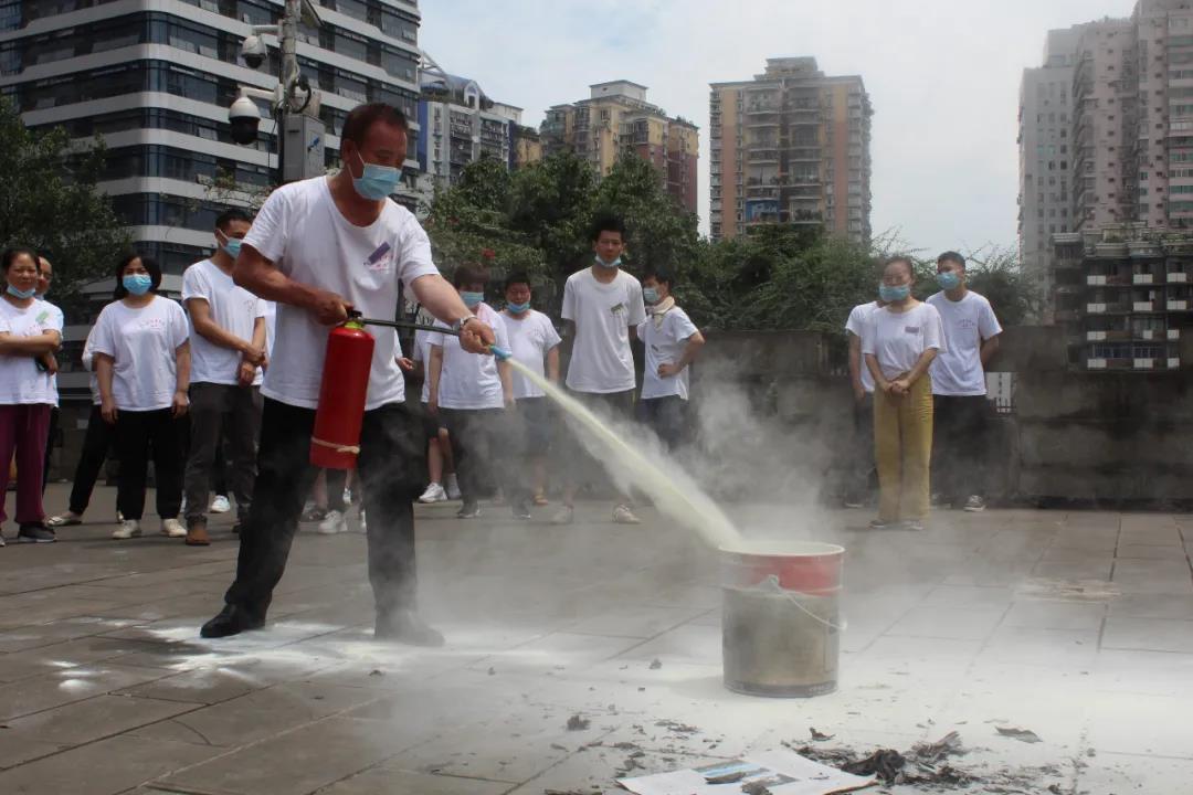 六合学校党支部组织在校师生员工开展消防培训与演练