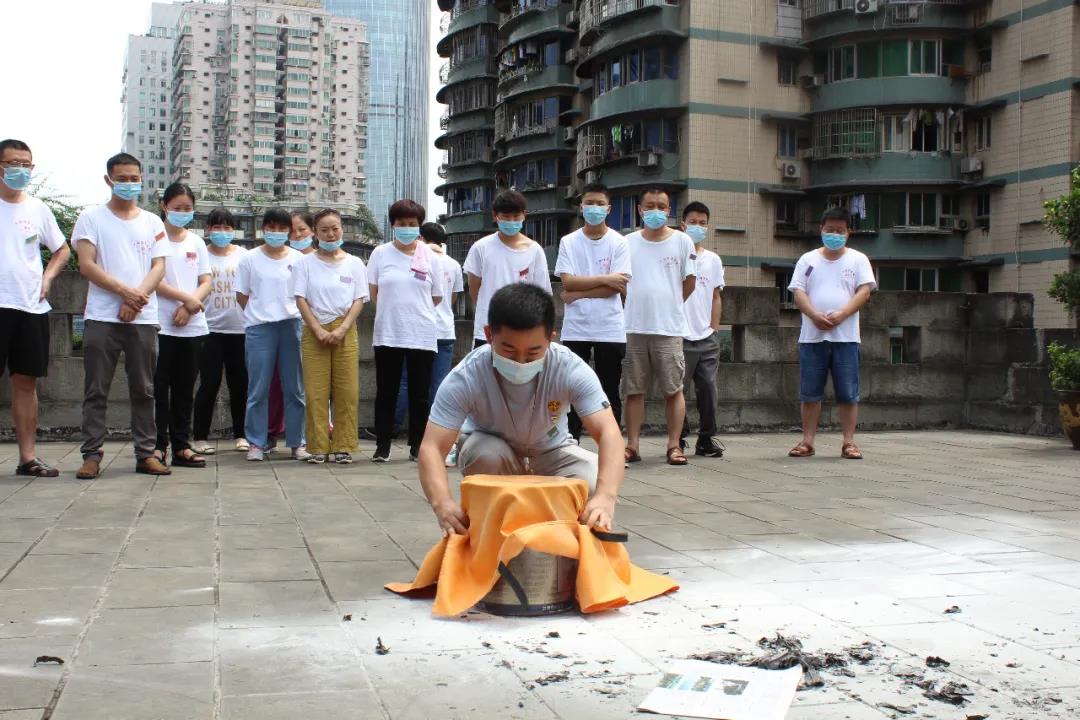 六合学校党支部组织在校师生员工开展消防培训与演练