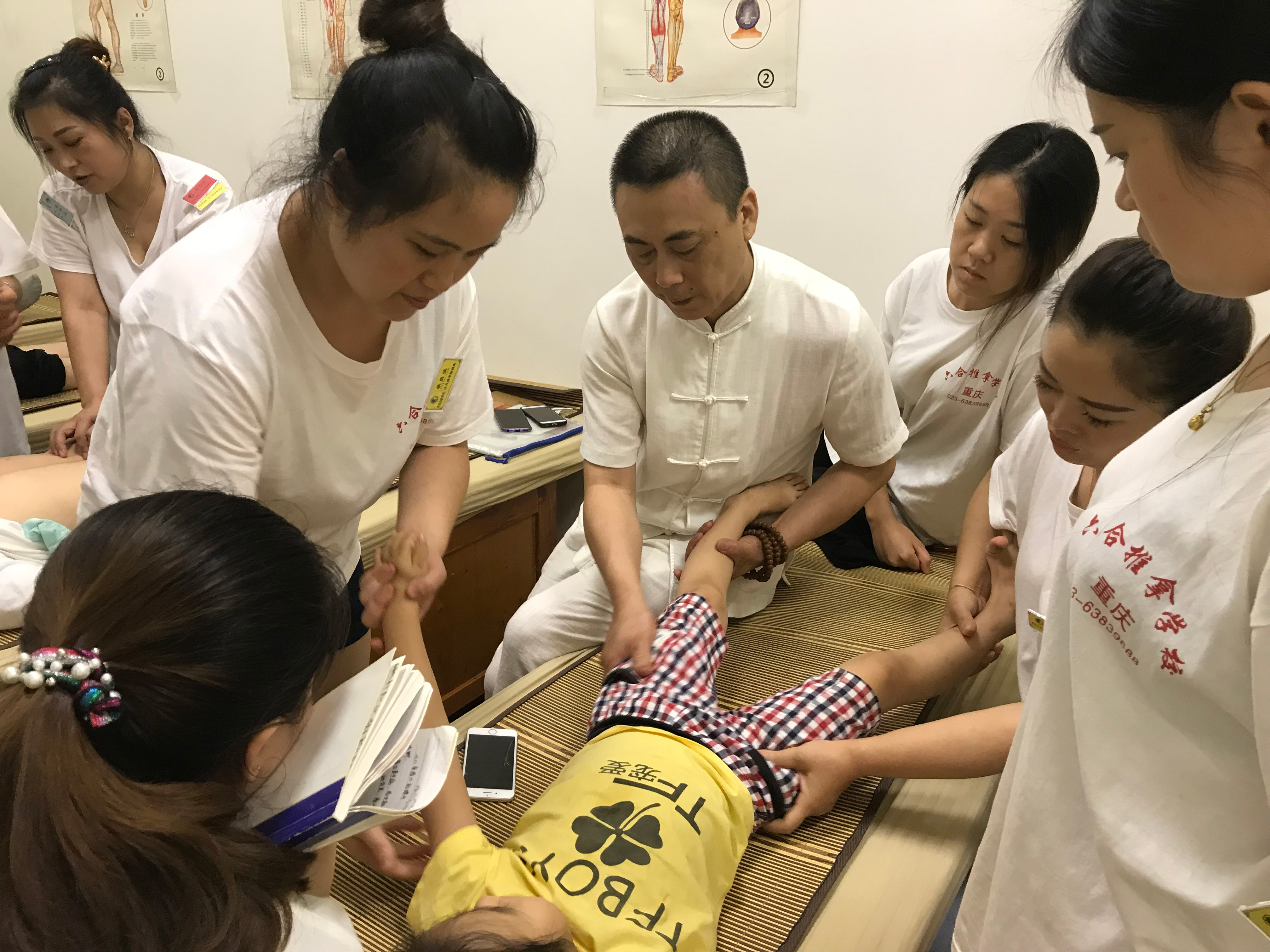 小儿推拿治疗孩子内热有奇效，重庆中医推拿针灸按摩培训哪里好？