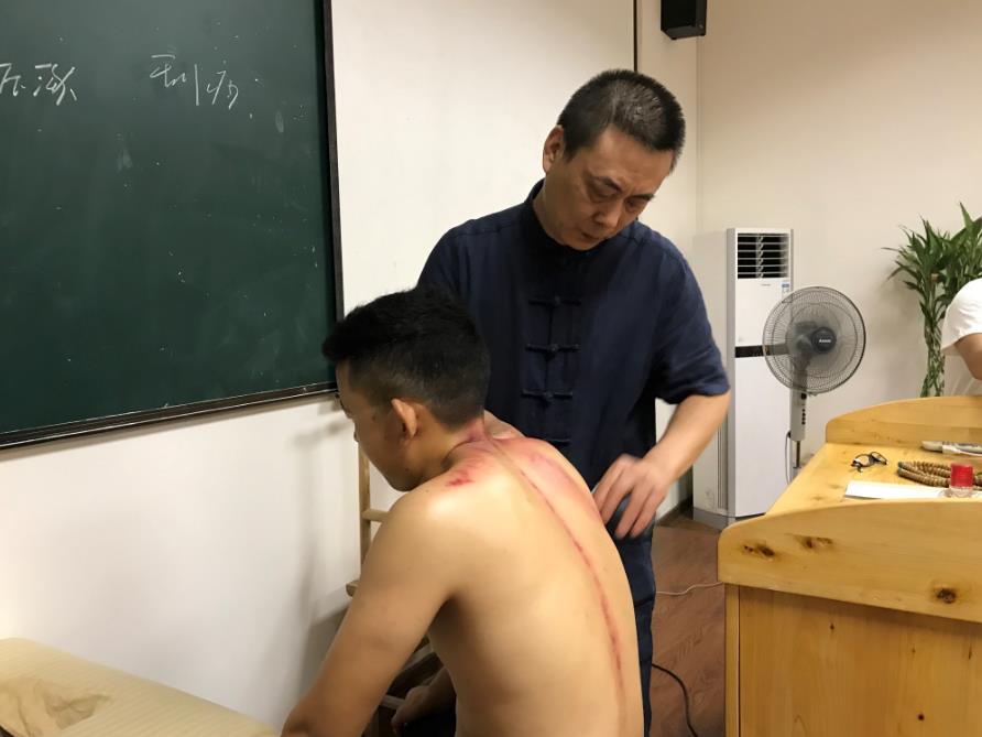 刮痧可以治疗肩周炎吗？重庆有专业的刮痧培训吗？